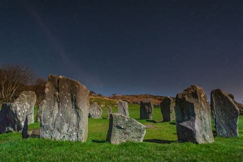  Le Cercle de Pierres : Une Exploration Mystique en Terre Cuite !