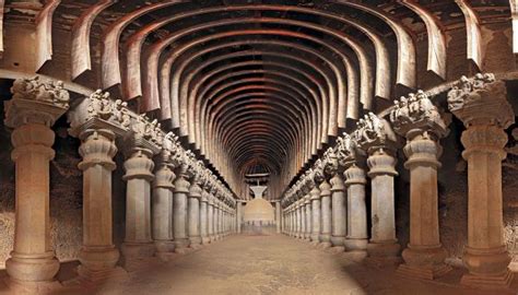 Le Chaitya-Griha de Karli : Une Splendeur Sculpturale et Divine dans la Pénombre!