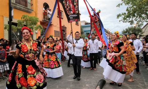 Le Marché de Tehuantepec : Une Explosion de Couleurs Vibrante et un Regard Social Acéré !