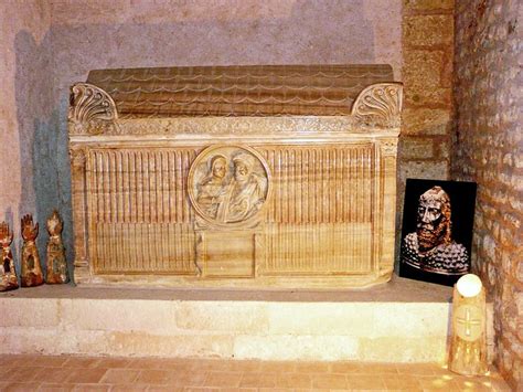   Le Sarcophage de Theodor ? Une Exploration Intrigante des Mystères Byzantins !