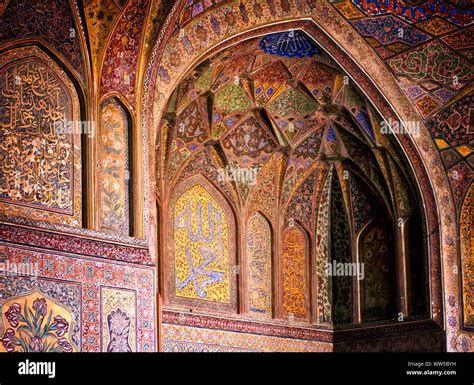 Le Trône de Wazir Khan: Splendeur Incomparable et Mystérieux Détail Islamique!